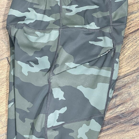 ATHLETA Camo Contender Tights 7/8 In Powerlift Olive Small #84418 EUC - Picture 7 of 7